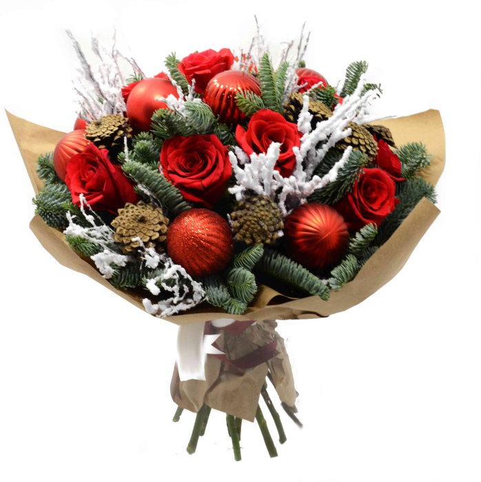 Букет &quot;Новогоднее настроение&quot; Новогодний букет из нобилиса и "заснеженного" черничника с красными розами и ёлочными игрушками.