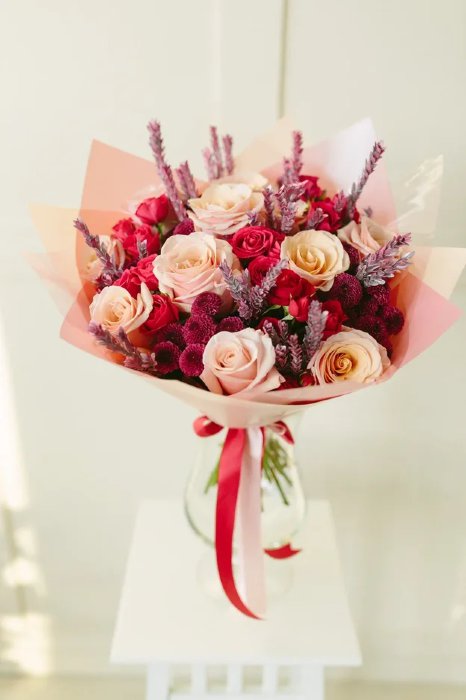 Аромат романтики Букет из одноголовых и кустовых роз и кустовых хризантем с добавлением листьев буксуса. Примерный размер 40х40х40см.