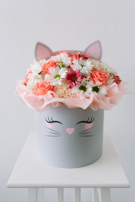 Яркий кот Композиция в шляпной коробке из кустовых хризантем и кустовой розы сорта "Barbados". Приблизительный размер 30х30х30см
