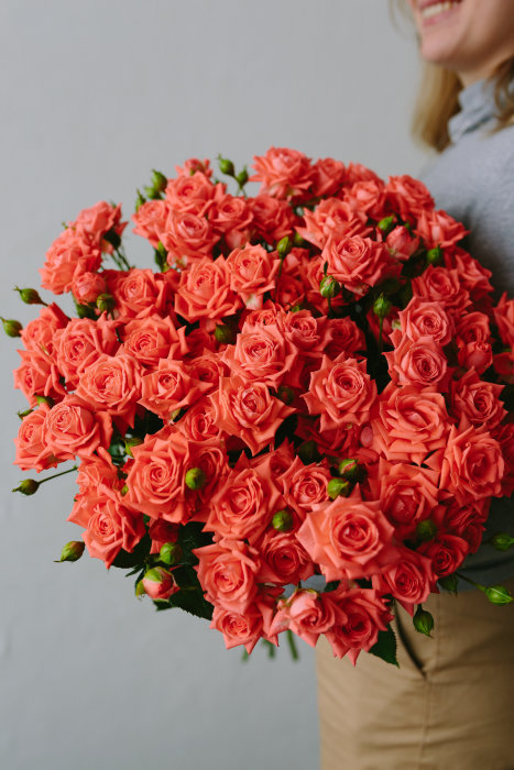 Кустовая роза &quot;Барбадос&quot; Роза сорта Барбадос (Barbados) - одна из самых пышных кустовых роз. На ветке много бутонов, размер цветка крупный. Цена указана за один стебель.