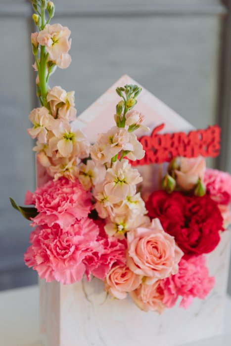 Композиция &quot;Письмо для мамы&quot; розовое Цветочное письмо для любимой мамочки с садовыми и кустовыми розами, маттиолой и гвоздикой.