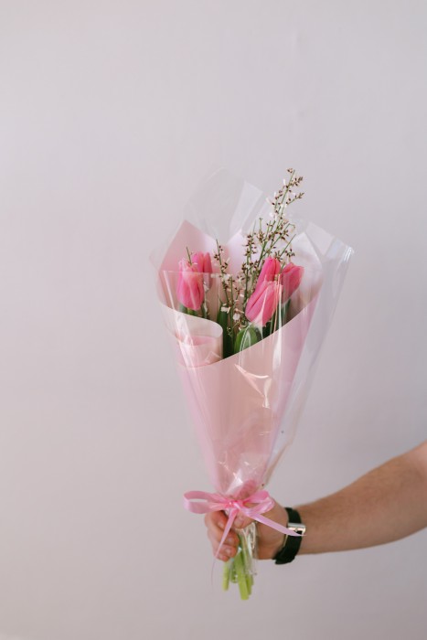 Комплимент Букет из 5 розовых тюльпанов и генисты. Можно изменить сорт тюльпанов, если вы хотите это сделать, напишите об этом в комментариях к заказу :)
