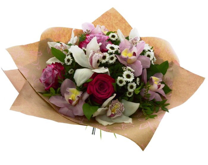 Букет &quot;Бабочки на лугу&quot; Букет из роз и хризантем с орхидеей - цимбидиум. Упаковка крафтовая бумага. Размер 40х60х60 см