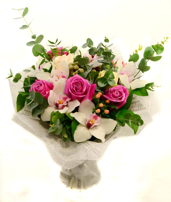 Букет &quot;Мармелад&quot; Букет из 5 роз с орхидеей цимбидиум и пионами. В составе букета также используется декоративные цветы гиперикум и капс, а также зелень - эвкалипт. Упаковка фетр. Приблизительный размер 60х50х50 см. 